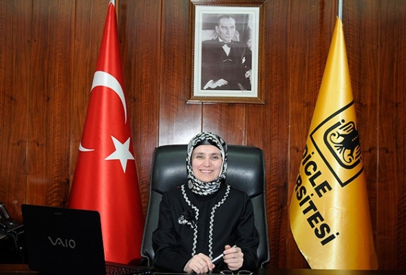 Rektorja e parë e universitetit me mbulesë në Turqi 		 | 15. prill 2014