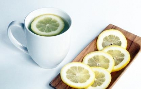 7- të arsye pse ju duhet të pini ujë të ngrohtë dhe limon