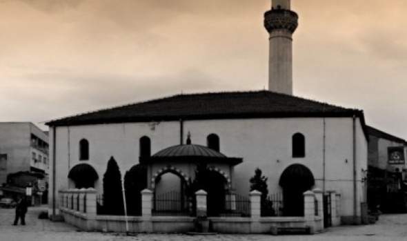 Digjet xhamia e Murat Pashës në Shkup