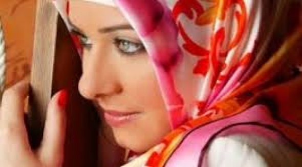 A e e nënçmon “hixhabi“ femrën?